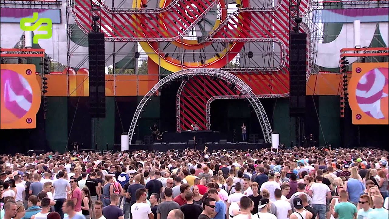Sfeerbeeld bij Decibel outdoor festival 2014 – Code Black DJ set