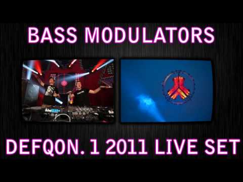 Sfeerbeeld bij Bass Modulators – Live Set @ Defqon. 1 2011 (Ultra violet Stage) [HD]